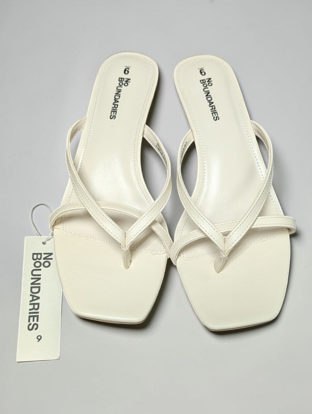 No Boundaries Off-White Thong Kitten Heel Sandals Size 9 New NWT